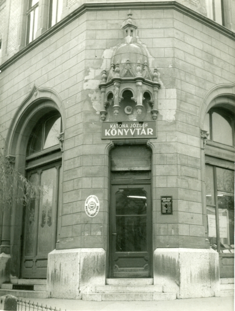 Katona József Könyvtár bejárata a Városházán