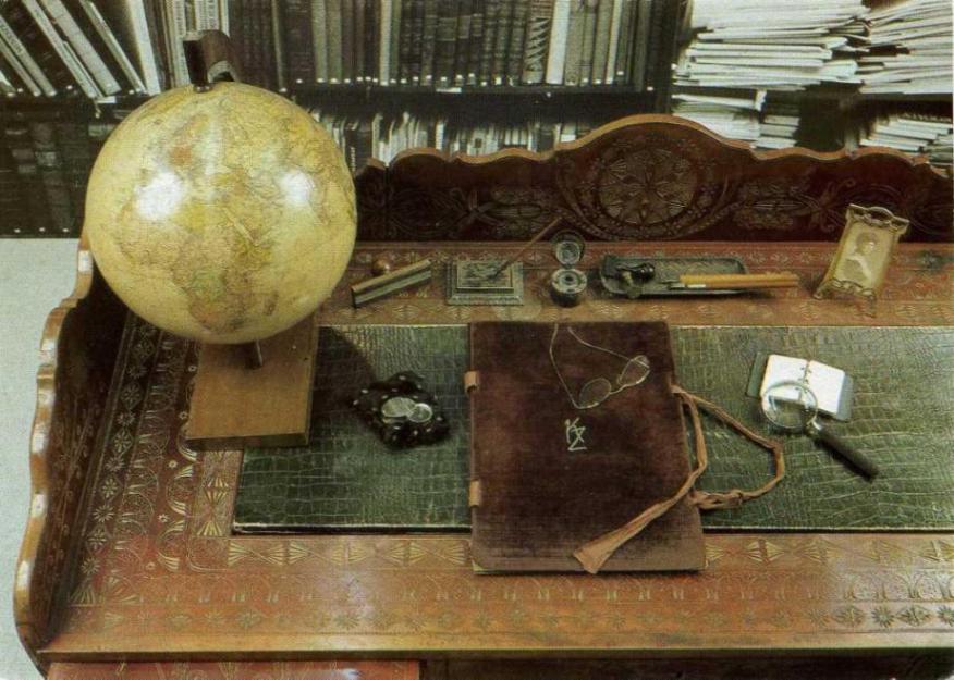 Kodály kőrösfői íróasztala. Részlet a Budapesti Történeti Múzeum Kodály Zoltán emlékkiállításáról, 1982.