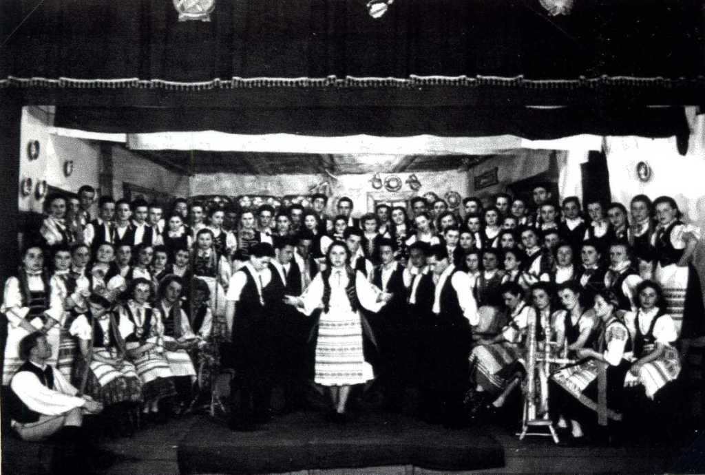 Székelyfonó a dombóvári diákok előadásában 1953-ban. (fotó)